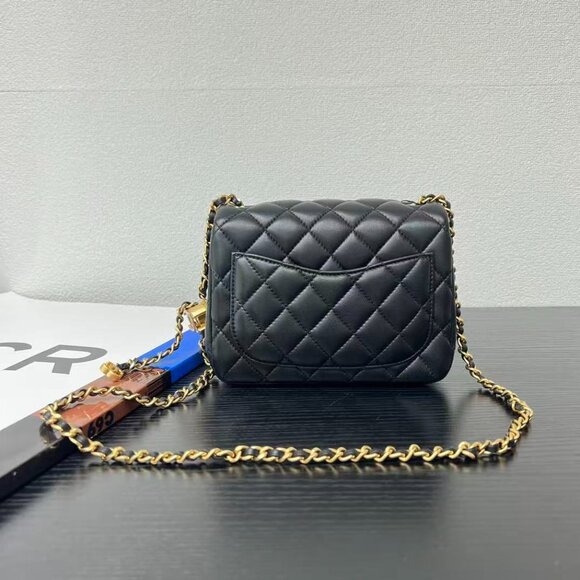 Classic CHANEL Bag: A Stylish and Versatile Choice for Elegance - Picture 5 of 6